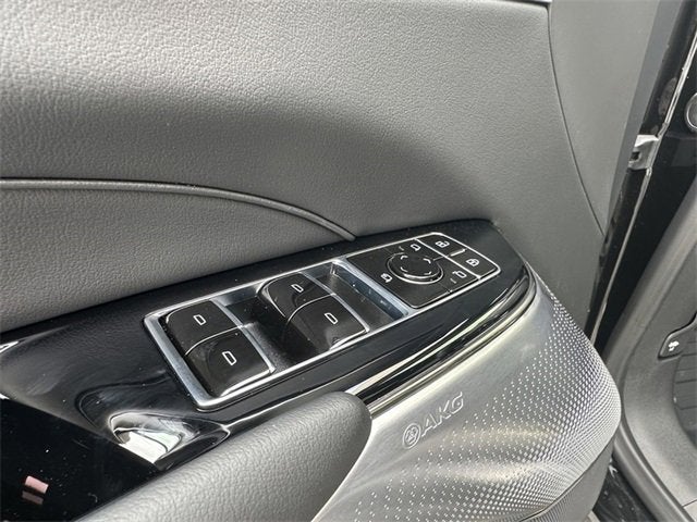 2025 Cadillac LYRIQ Luxury 3