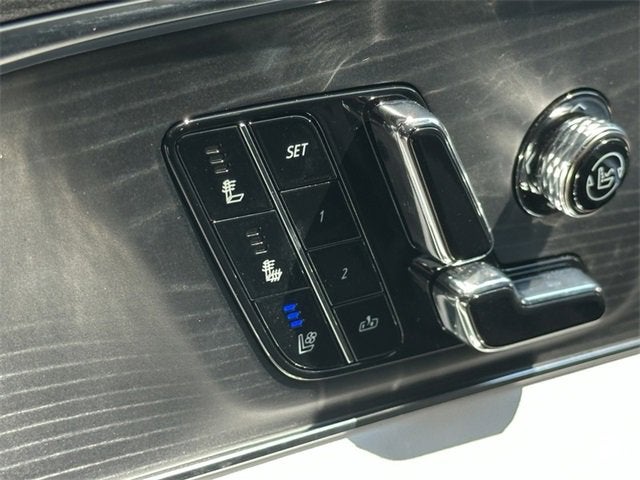 2025 Cadillac LYRIQ Luxury 3