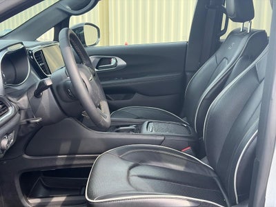 2026 Chrysler Pacifica Limited FWD