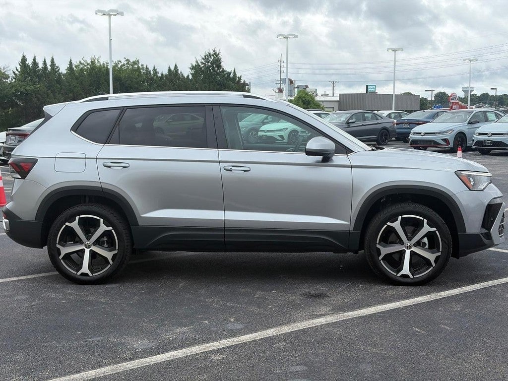 2025 Volkswagen Taos SEL 4MOTION