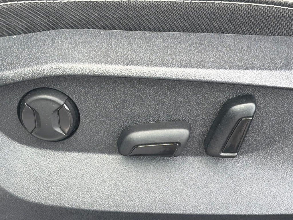2025 Volkswagen Taos SE 4MOTION