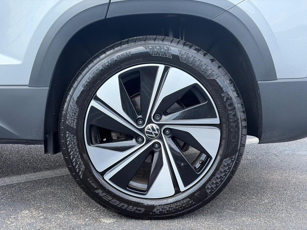 2025 Volkswagen Taos SE 4MOTION