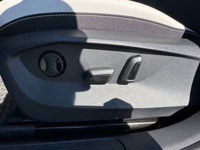 2025 Volkswagen Taos SE 4MOTION